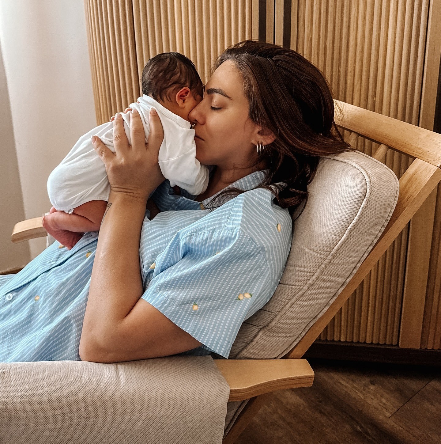 Η Ευρυδίκη Βαλαβάνη αγκαλιά με το νεογέννητο μωρό της