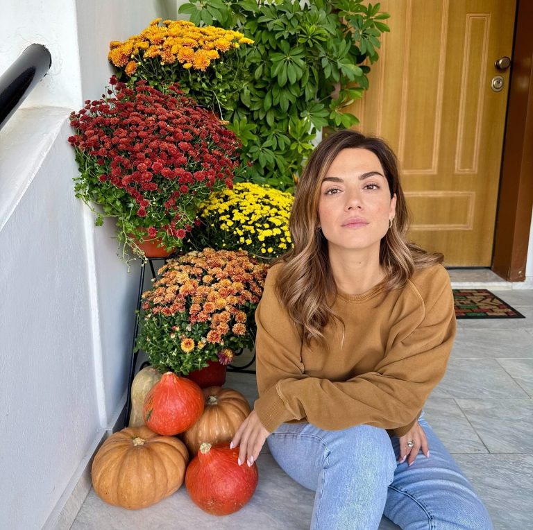 Η Βάσω Λασκαράκη στην είσοδο του σπιτιού της