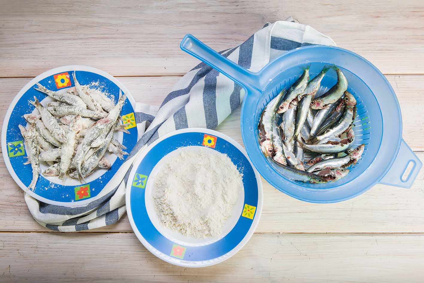 Μικρά ψαράκια αλευρωμένα για τηγάνι