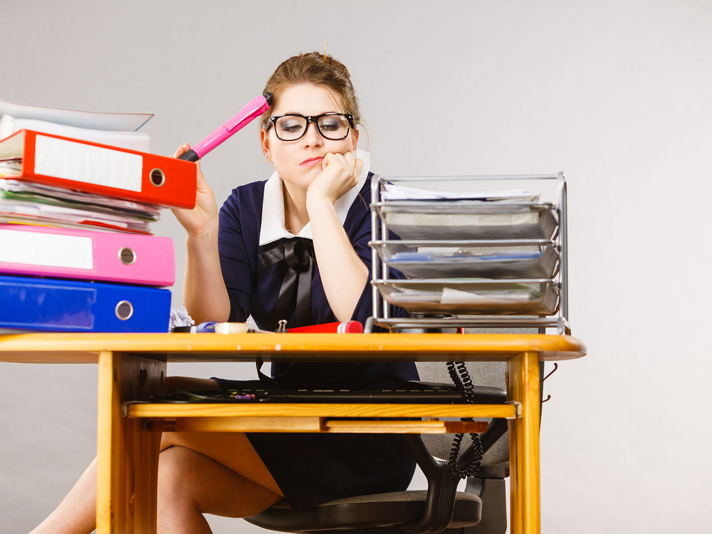 Γυναίκα βαριέται στο γραφείο