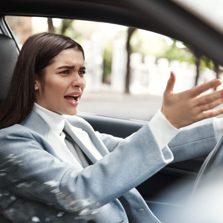 Θυμωμένη γυναίκα οδηγός