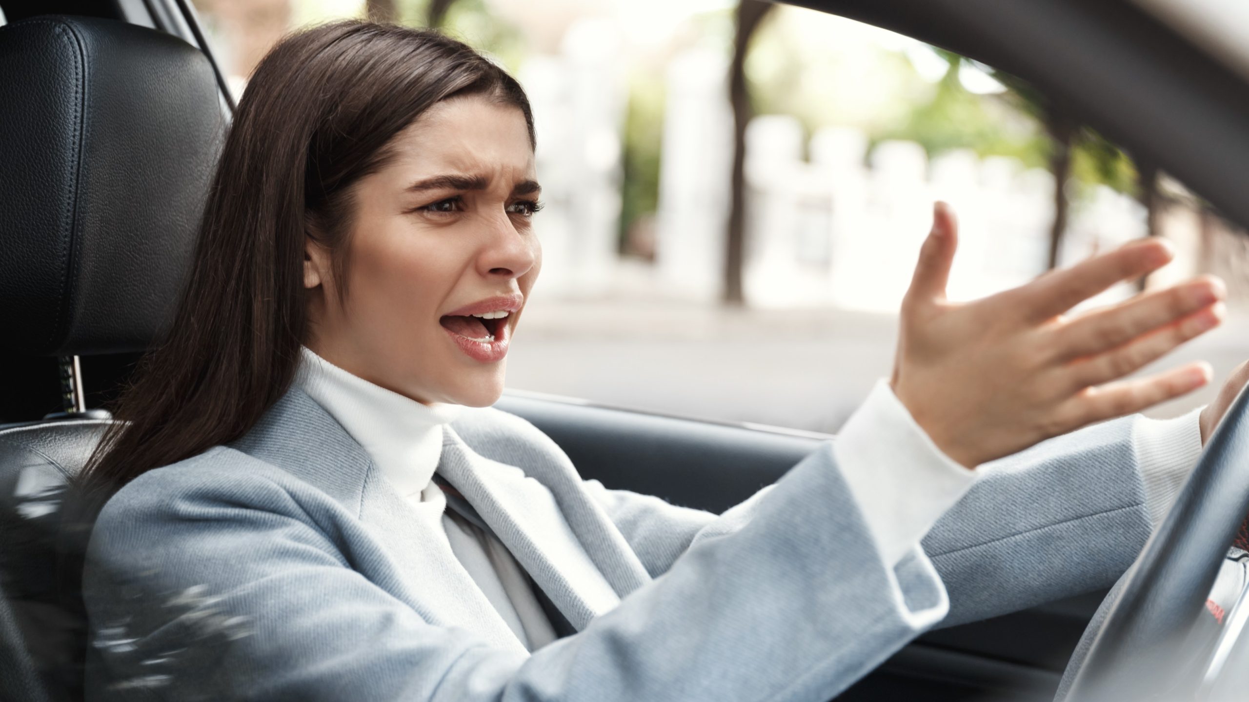 Θυμωμένη γυναίκα οδηγός