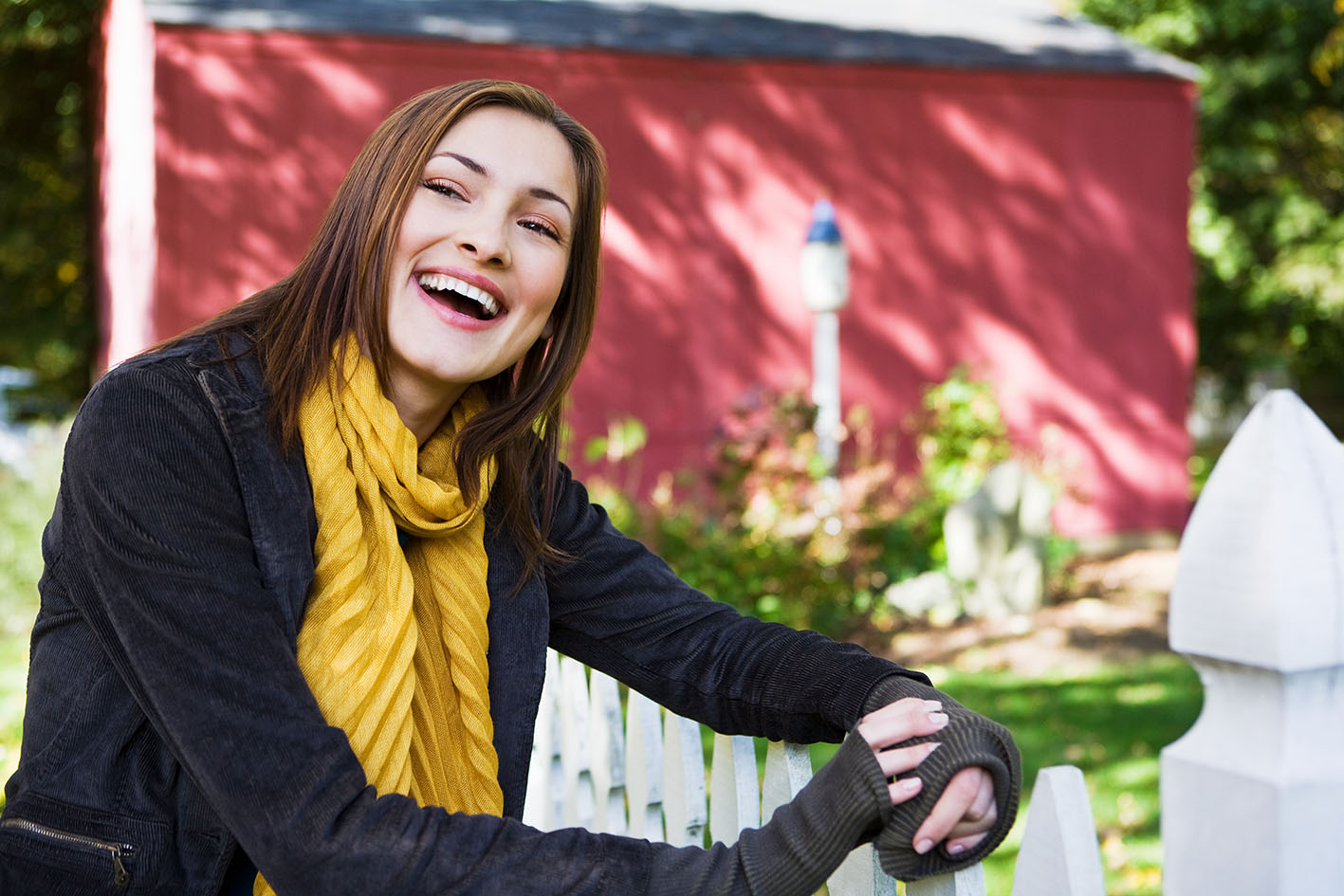 Γυναίκα χαρούμενη στη φύση το φθινόπωρο