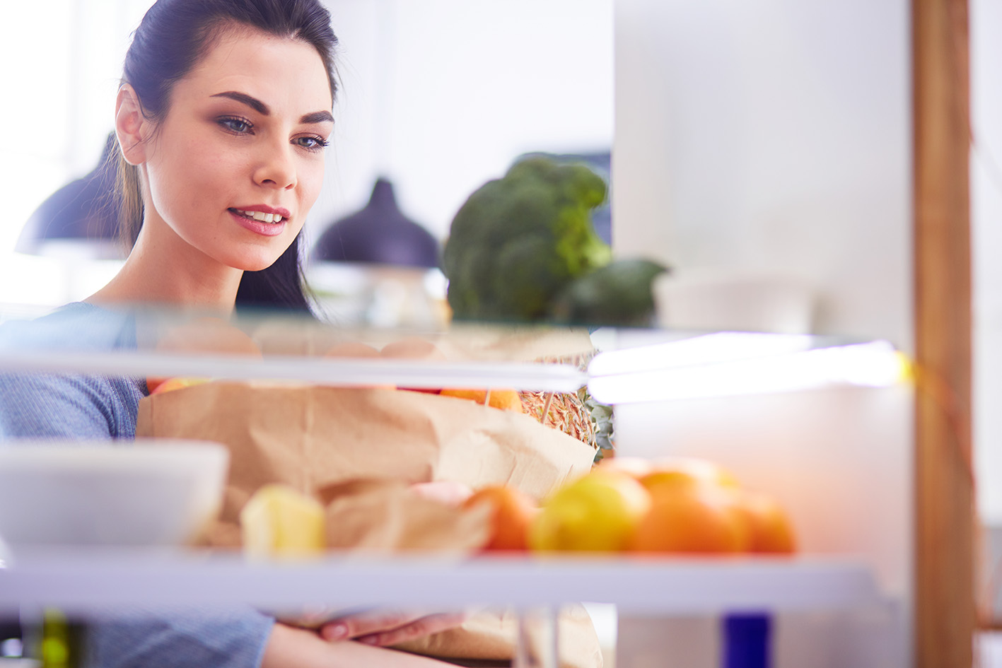 Γυναίκα νέα μπροστά σε ανοιχτό ψυγείο