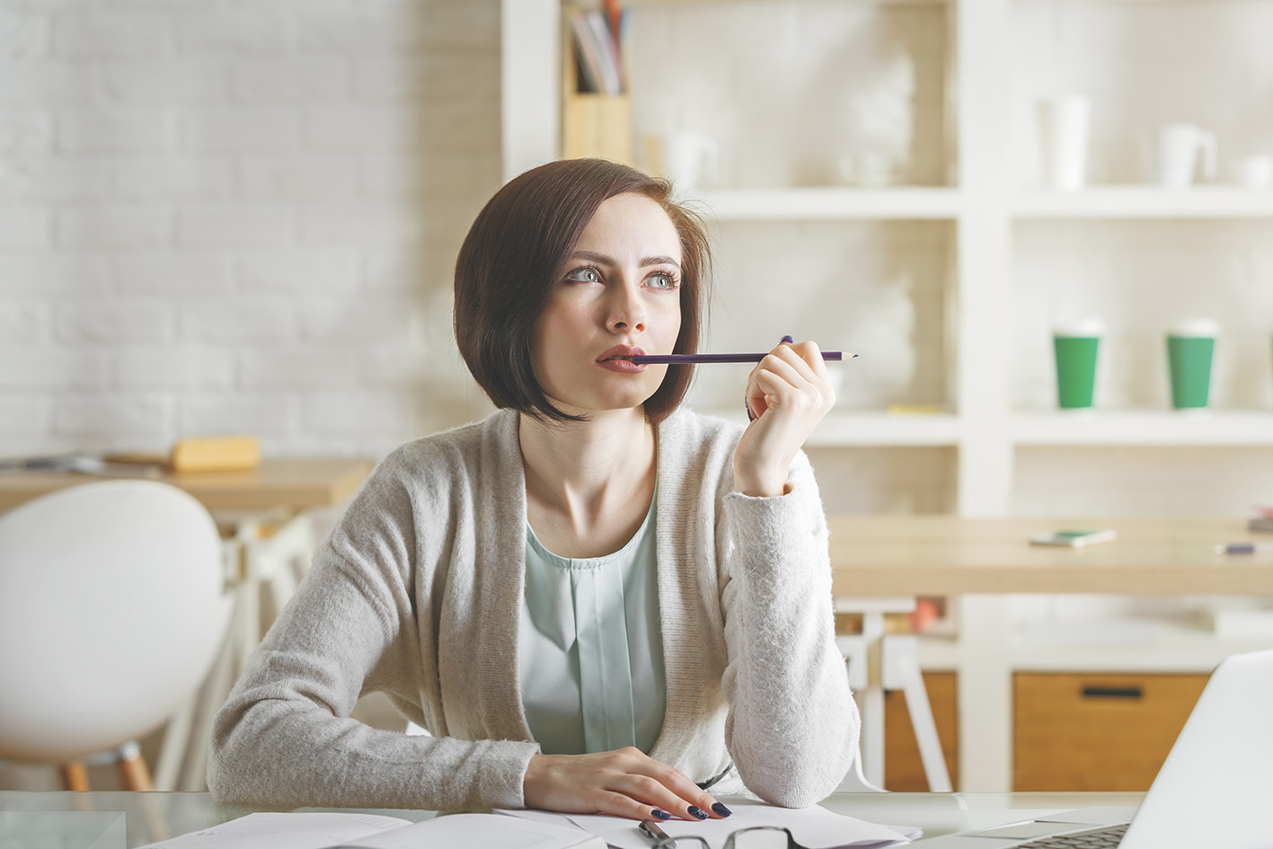 Γυναίκα στο γραφείο σκέφτεται