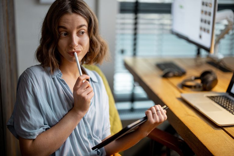 Γυναίκα σκέφτεται στη δουλειά... για το κόνσεπτ τεστ προσωπικότητας