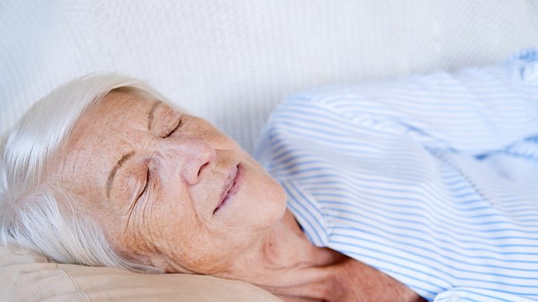 Γυναίκα ηλικιωμένη κοιμάται