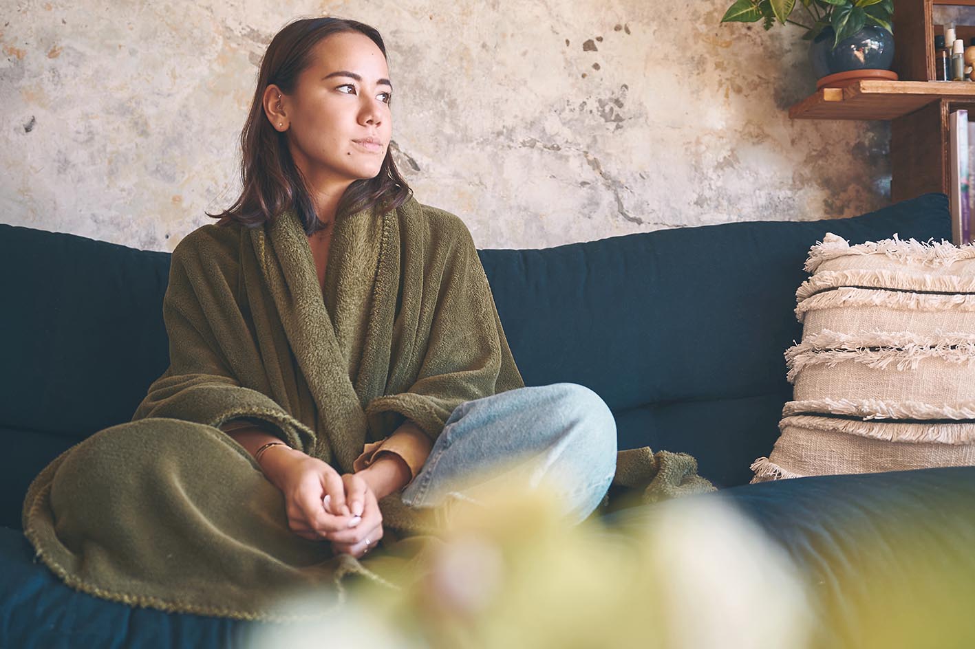 Γυναίκα ήρεμη στον καναπέ του σπιτιού της