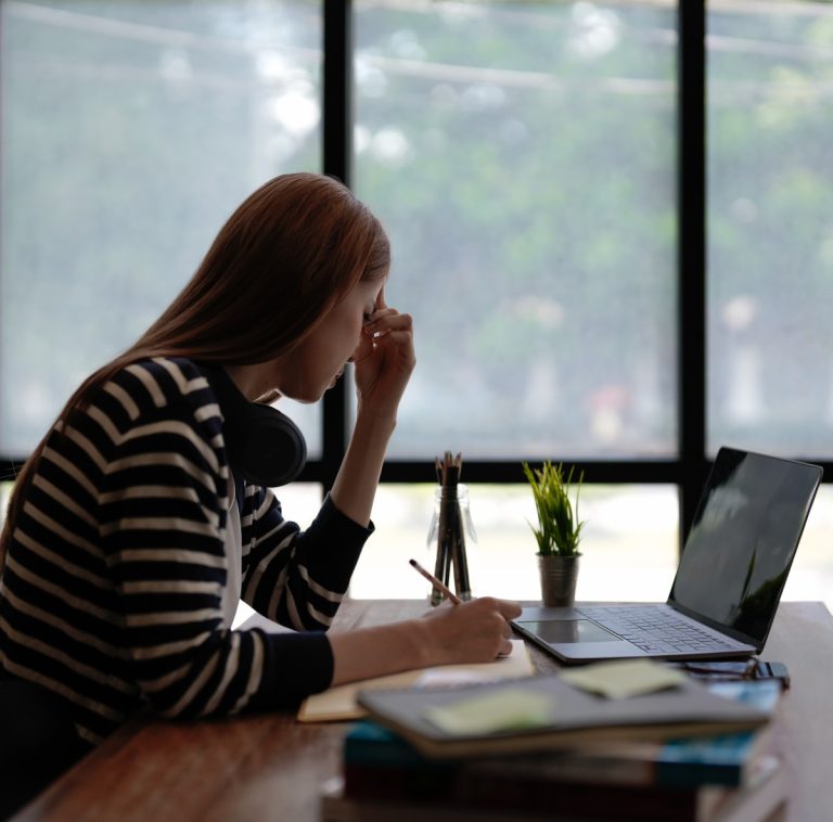 Γυναίκα εργάζεται στο γραφείο