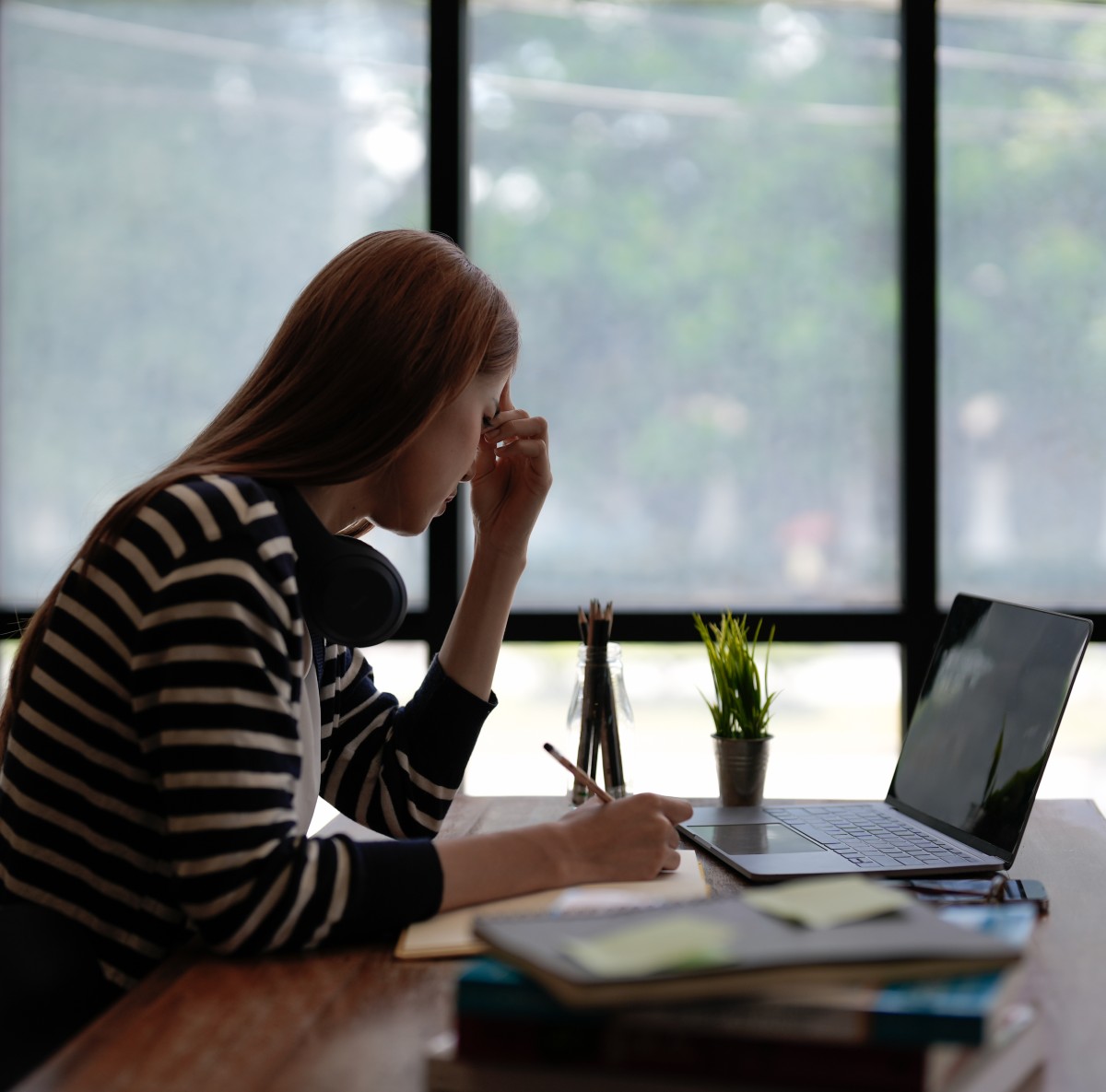 Γυναίκα εργάζεται στο γραφείο