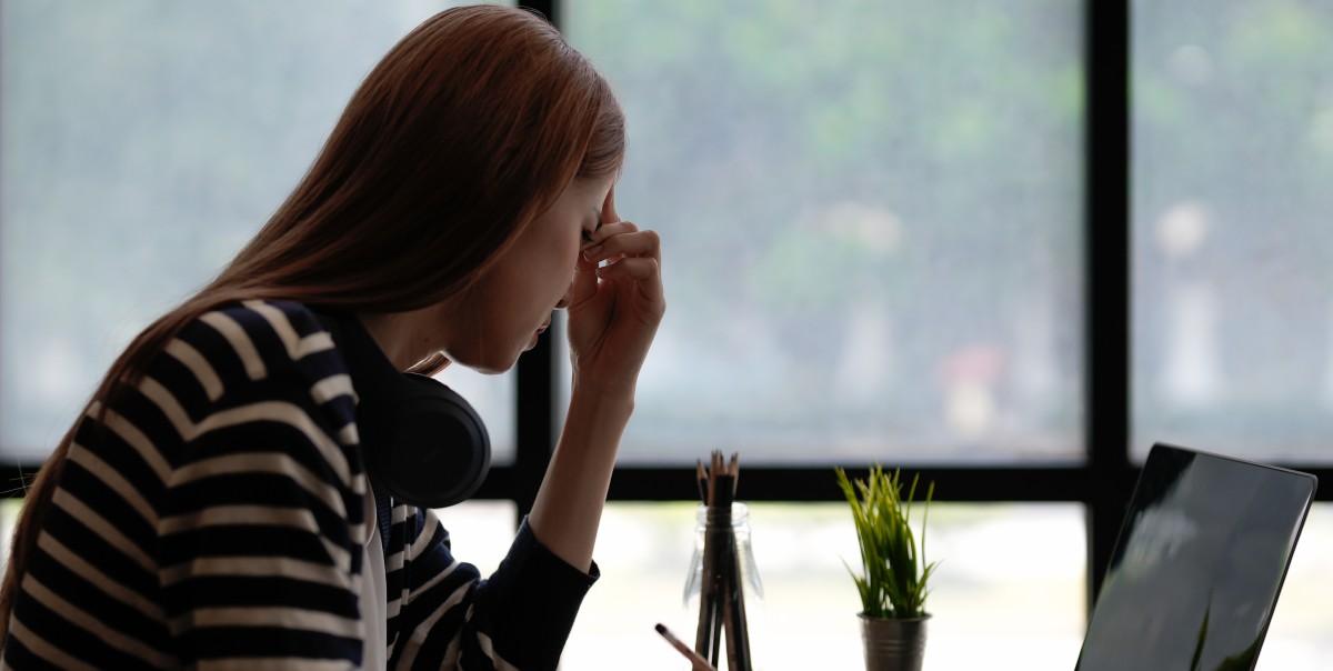 Γυναίκα εργάζεται στο γραφείο