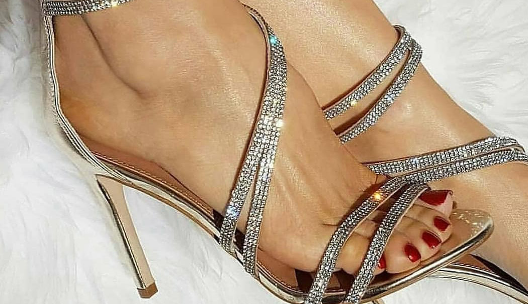 Μπορντό πεντικιούρ με γκλάμορους σανδάλια