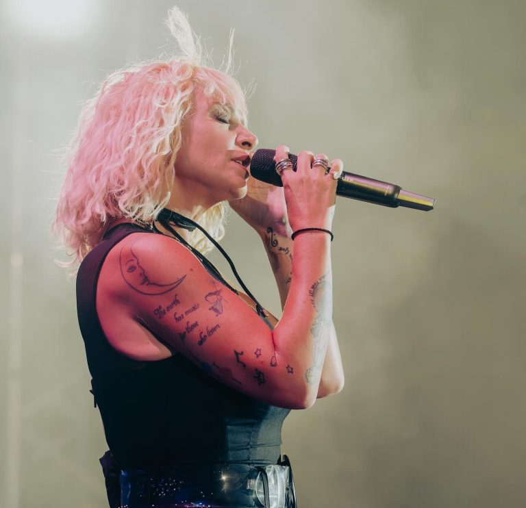 η Ελεωνόρα Ζουγανέλη με μικρόφωνο