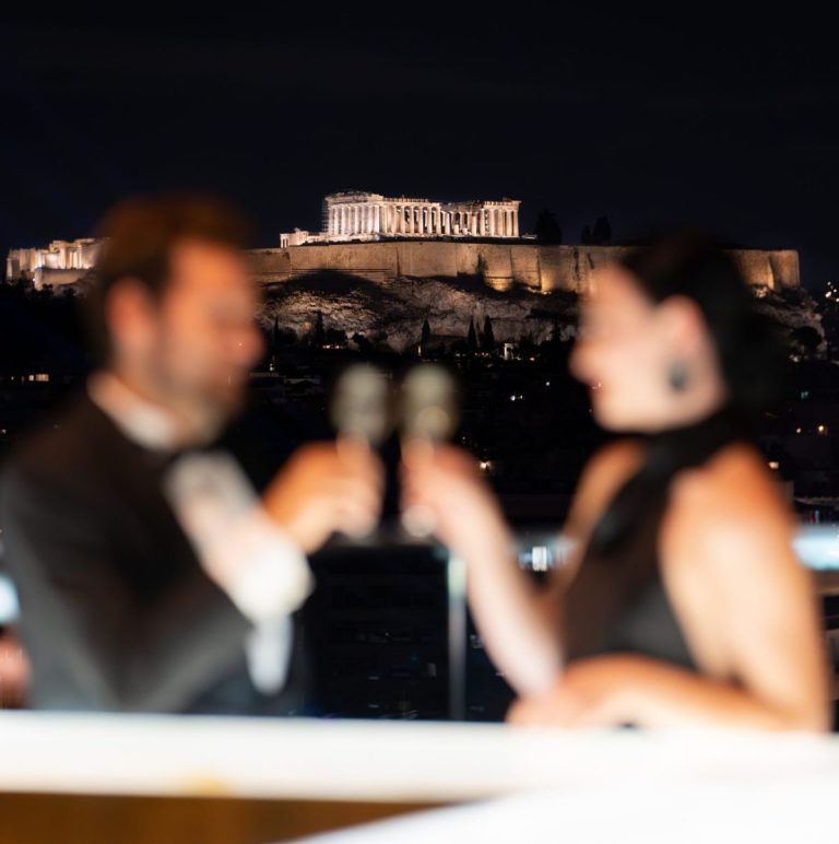 ζευγάρι με θέα την ακρόπολη