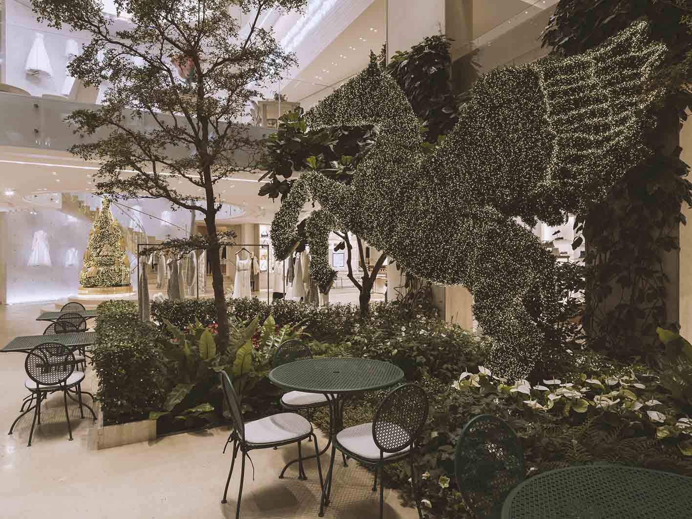 Παρουσίαση των διακοσμήσεων για τα Χριστούγεννα 2025 στο κατάστημα Dior στην avenue Montaigne στο Παρίσι