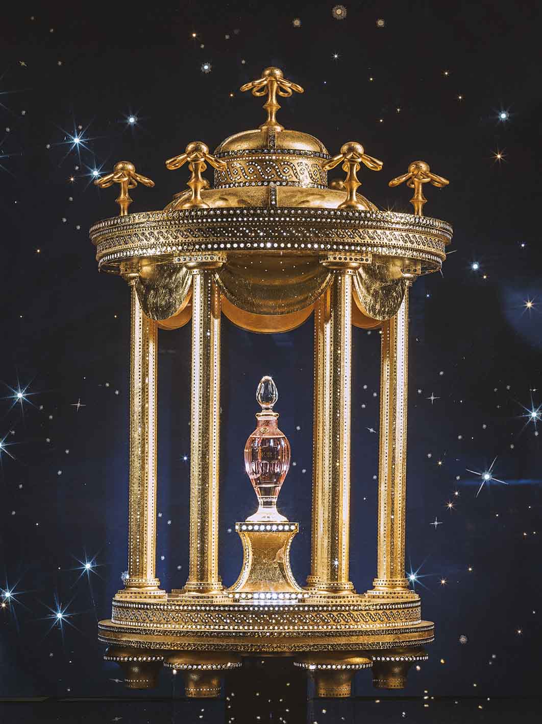 Παρουσίαση των διακοσμήσεων για τα Χριστούγεννα 2025 στο κατάστημα Dior στην avenue Montaigne στο Παρίσι