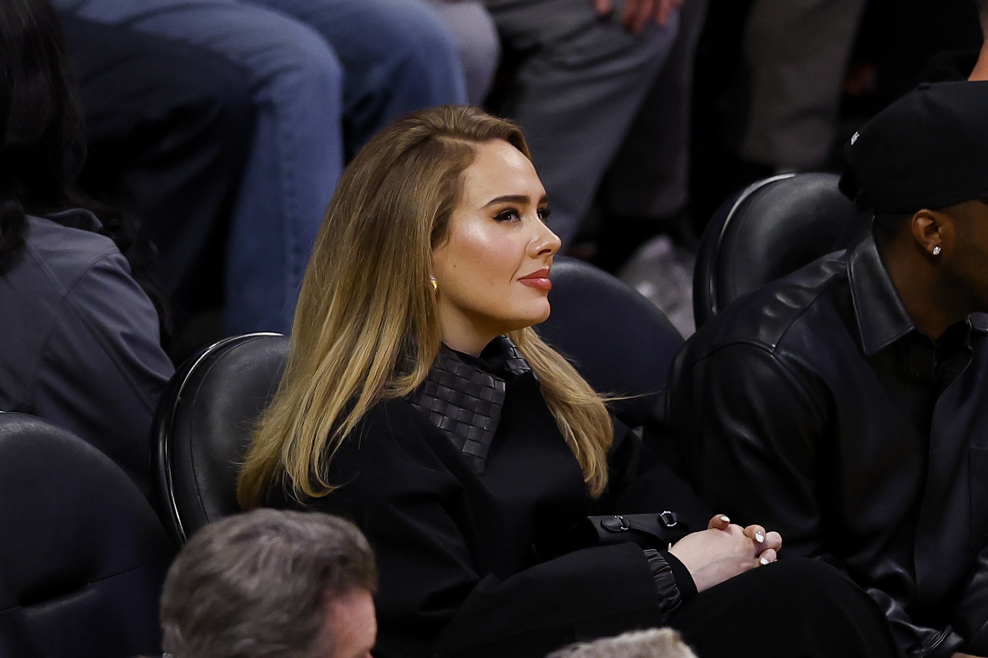 Η Adele σε αγώνα μπάσκετ του NBA ανάμεσα στους Utah Jazz και τους Los Angeles Lakers σοτ Λος Άντζελες, στις 10 Φεβρουαρίου 2025