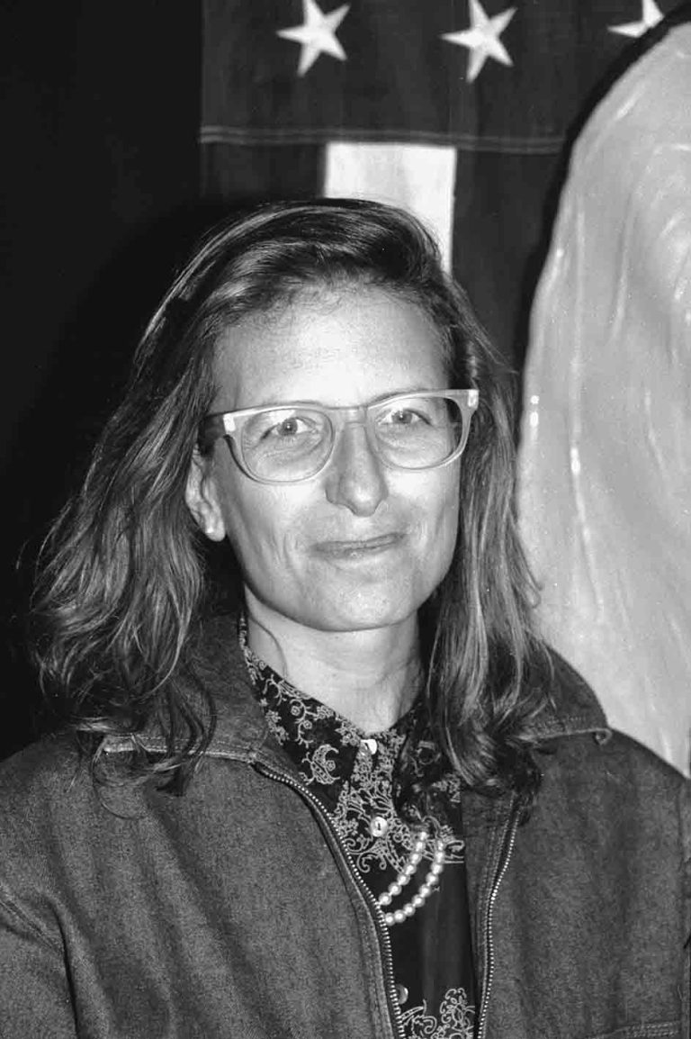 H Aμερικανίδα φωτογράφος Annie Leibovitz στη δημοπρασία «Art AID» που πραγματοποιήθηκε στο Hard Rock Cafe, στη Νέα Υόρκη, τον Μάρτιο του 1986. Διάσημοι καλλιτέχνες δώρισαν έργα τέχνης προς όφελος των υποσιτισμένων στην Αφρική.