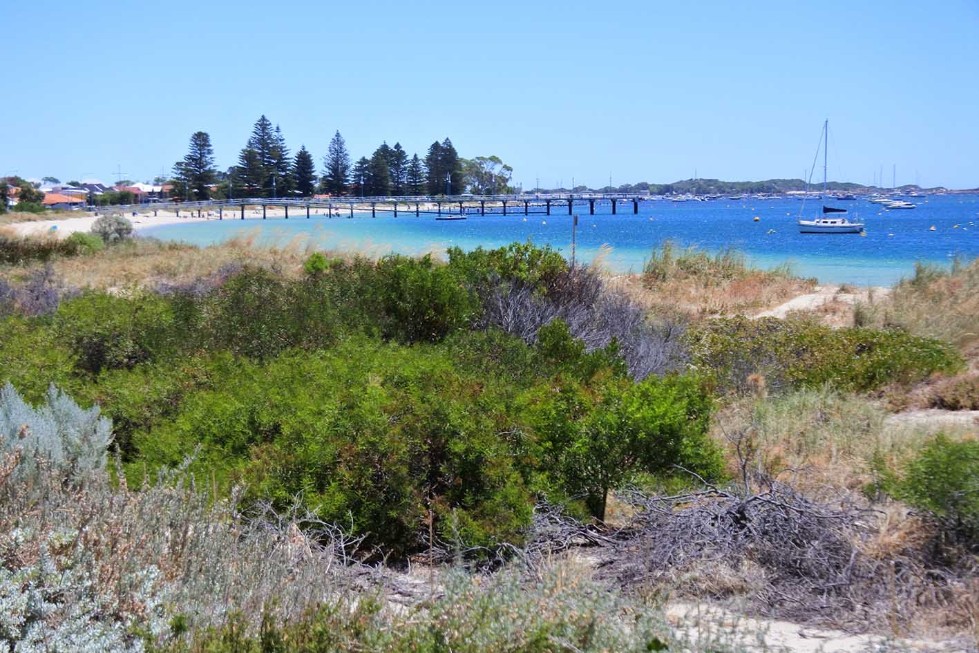Προβλήτα και ιστιοπλοϊκά σκάφη Rockingham που δένουν στην παραλία Rockingham, έναν δημοφιλή παραθαλάσσιο προορισμό νότια του Περθ στη Δυτική Αυστραλία.