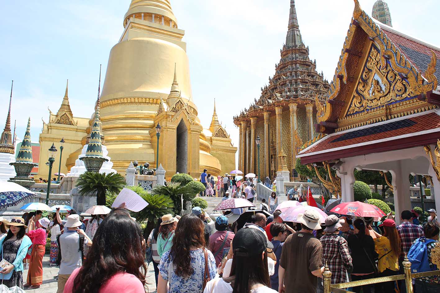 Tουρίστες στο Wat Phra Kaew στις 2 Μαΐου 2015 στην Μπανγκόκ, Ταϊλάνδη. Το Wat Phra Kaew είναι ένας από τους πιο δημοφιλείς τουριστικούς προορισμούς στην Ταϊλάνδη.