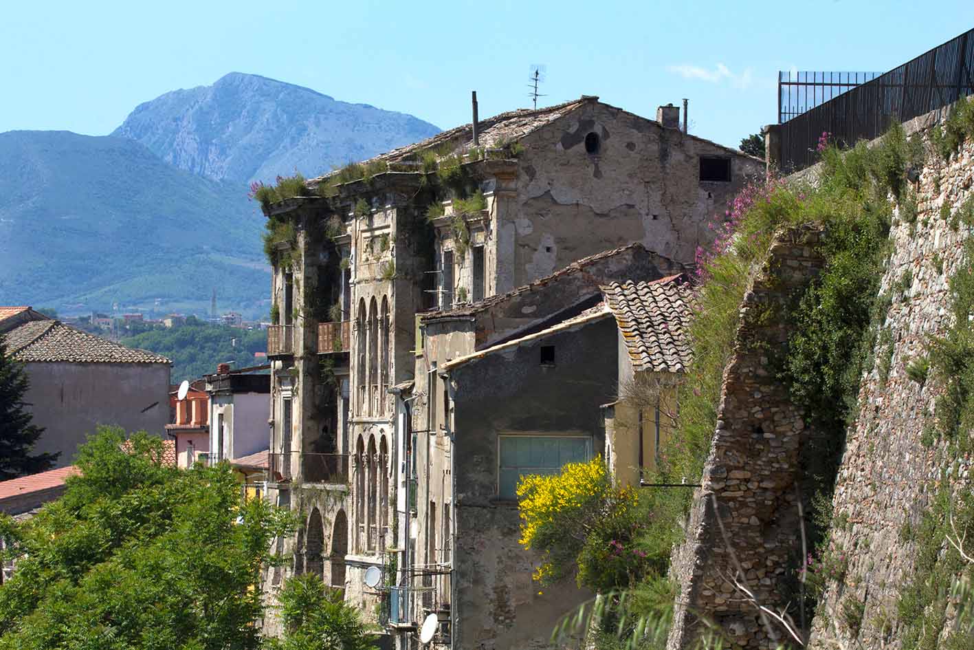 Παλιά κτίρια στο Μπενεβέντο με τα βουνά Ταμπούρνο στο βάθος.