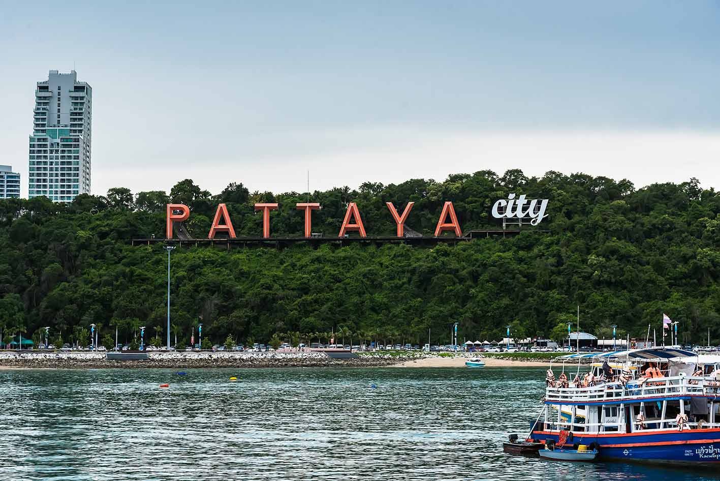 Chon Buri (Τσον Μπουρί) στην Ταϊλάνδη. - 28 Ιουνίου 2020: Θέα από τη θάλασσα με μεγάλα κόκκινα γράμματα να γράφουν Πατάγια. 