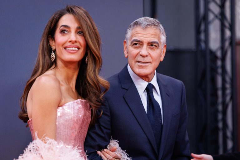 Η Amal Clooney και ο George Clooney στην προβολή του "Jay Kelly" στην διάρκεια του BFI London Film Festival στο Royal Festival Hall στο Λονδίνο, 10 Οκτωβρίου 2025