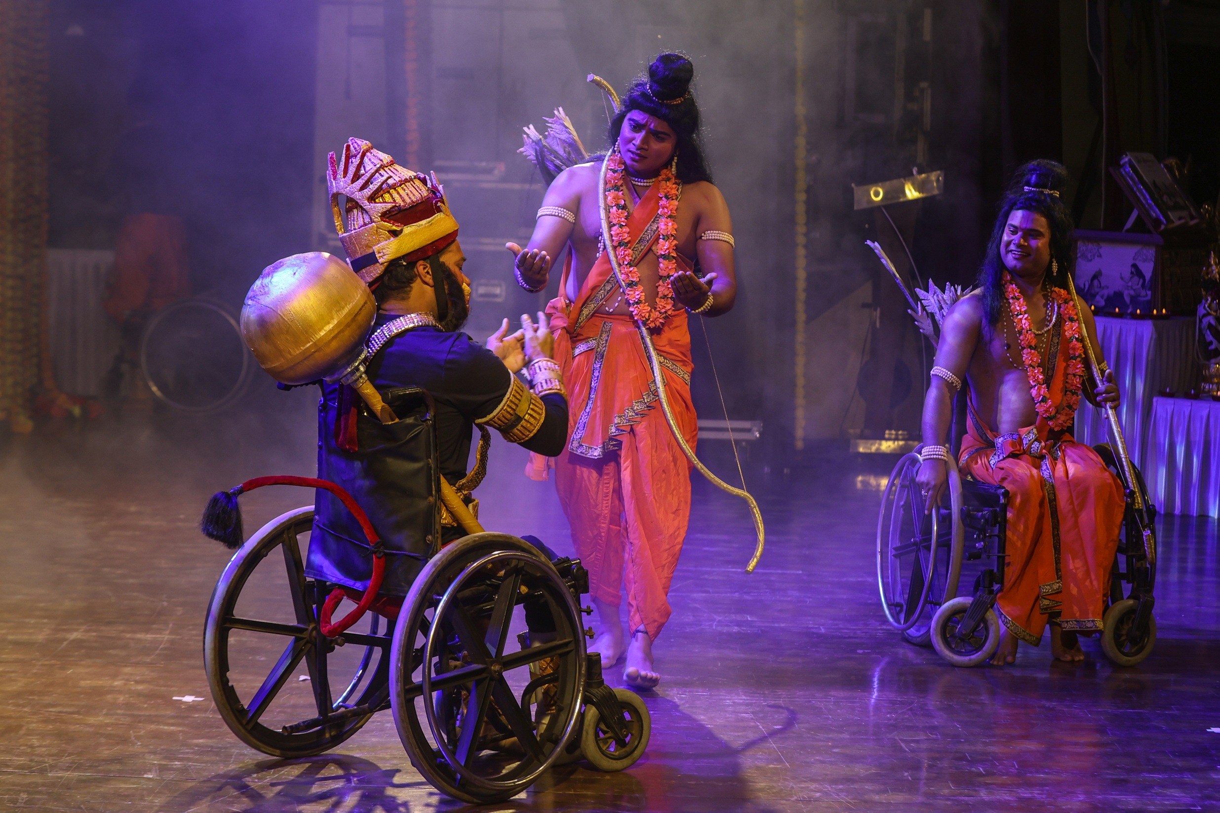 Ο Ινδός καλλιτέχνης με αναπηρία Suhas S (δεξιά), ως ο Lord Rama, ο Dharmendra ως ο Lord Lakshman, και ο Sonu Verma (αριστερά) ως ο Lord Hanuman, εμφανίζονται στη σκηνή σε μια παράσταση μπαλέτου από καλλιτέχνες με αναπηρίες με τίτλο «Ramayana on Wheels», βασισμένη στο έπος Ramayana, στον ναό Ram Mandir (ναός του Lord Rama) στη Μουμπάι, Ινδία, στις 22 Ιανουαρίου 2025, για τον εορτασμό της πρώτης επετείου της τελετής Prana Pratishtha.