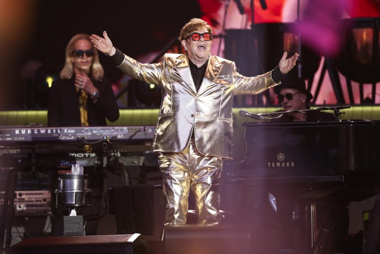 O Elton John στην Pyramid Stage στη διάρκεια του Φεστιβάλ Glastonbury, 25 Ιουνίου 2023