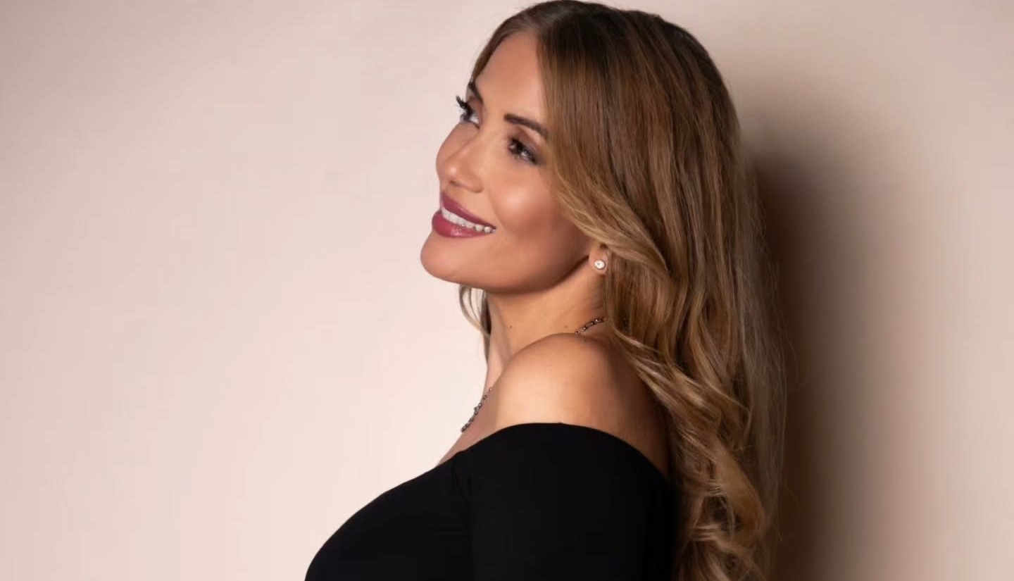 H Γιώτα Τσιμπρικίδου με φουσκωμένη κοιλίτσα