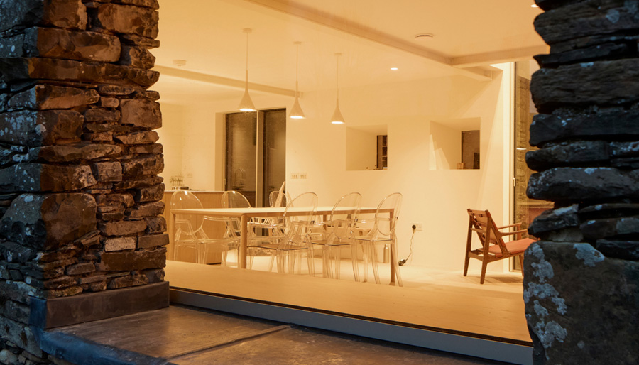 Ανακαίνιση πέτρινου αχυρώνα στην Cumbria με σύγχρονες γυάλινες επεμβάσεις