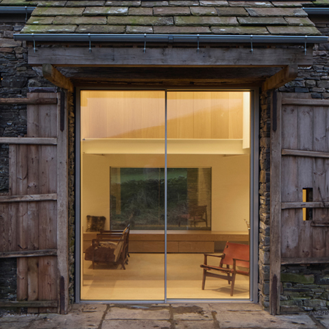 Ανακαίνιση πέτρινου αχυρώνα στην Cumbria με σύγχρονες γυάλινες επεμβάσεις