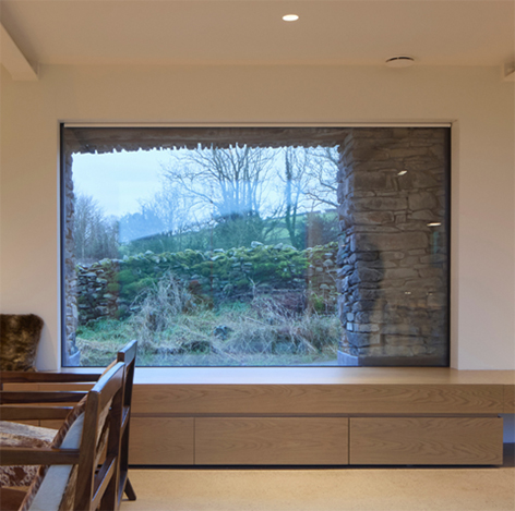 Ανακαίνιση πέτρινου αχυρώνα στην Cumbria με σύγχρονες γυάλινες επεμβάσεις