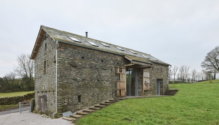 Ανακαίνιση πέτρινου αχυρώνα στην Cumbria με σύγχρονες γυάλινες επεμβάσεις