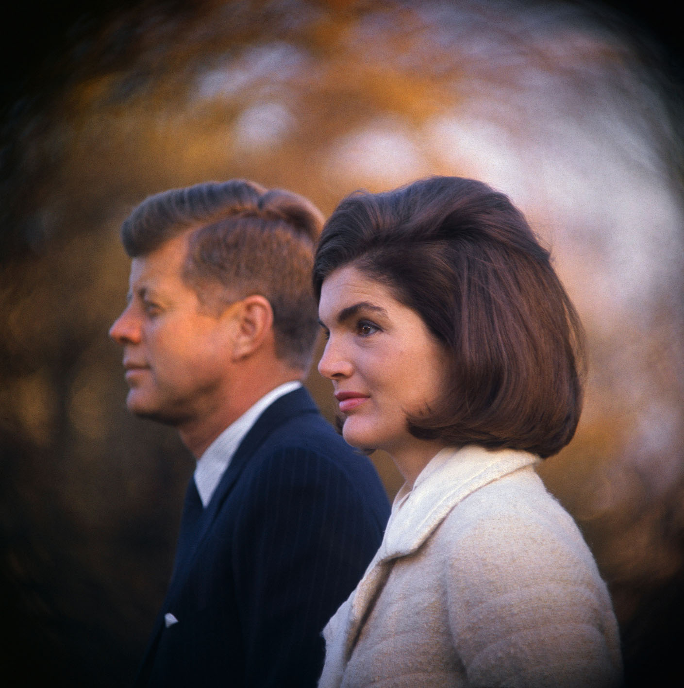 Ο John F. Kennedy & η Jackie Kennedy στον κήπο του Λευκού Οίκου, καθώς παρακολουθούν μέρος της παράστασης του Βασιλικού Συντάγματος Black Watch Royal Highland Regiment. Οι Κένεντι είχαν προσκαλέσει 1.700 παιδιά, από φορείς παιδικής φροντίδας, για να παρακολουθήσουν το πρόγραμμα.