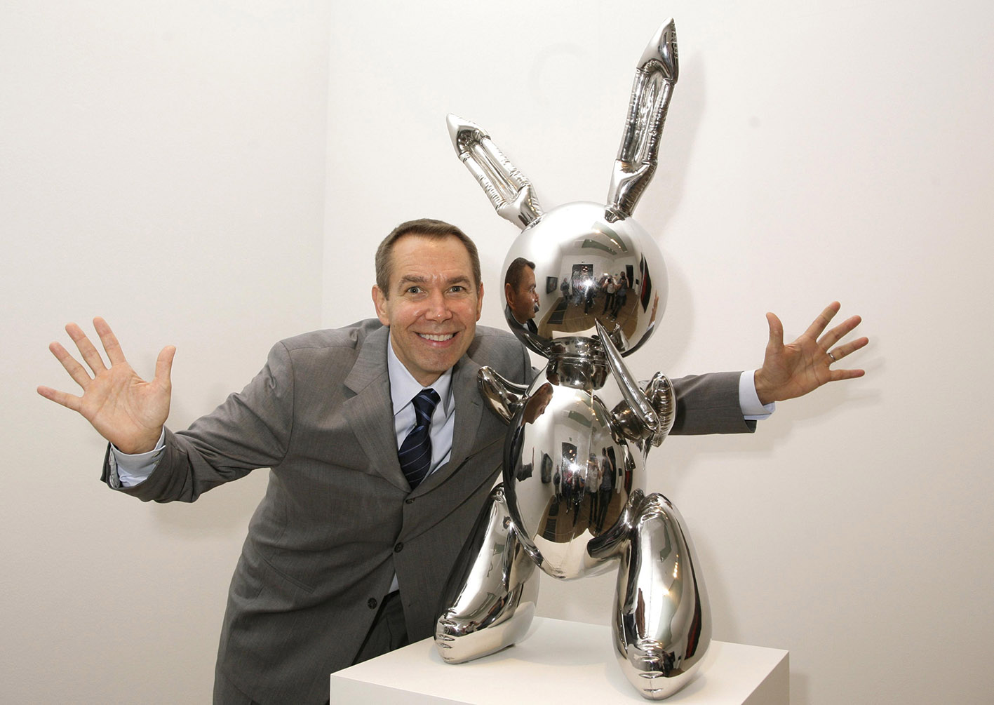 Ο καλλιτέχνης Jeff Koons ποζάρει δίπλα στο έργο του «Rabbit» (1986), κατά τη διάρκεια της έκθεσης Pop Life: Art in a Material World, στην Tate Modern στο Λονδίνο.