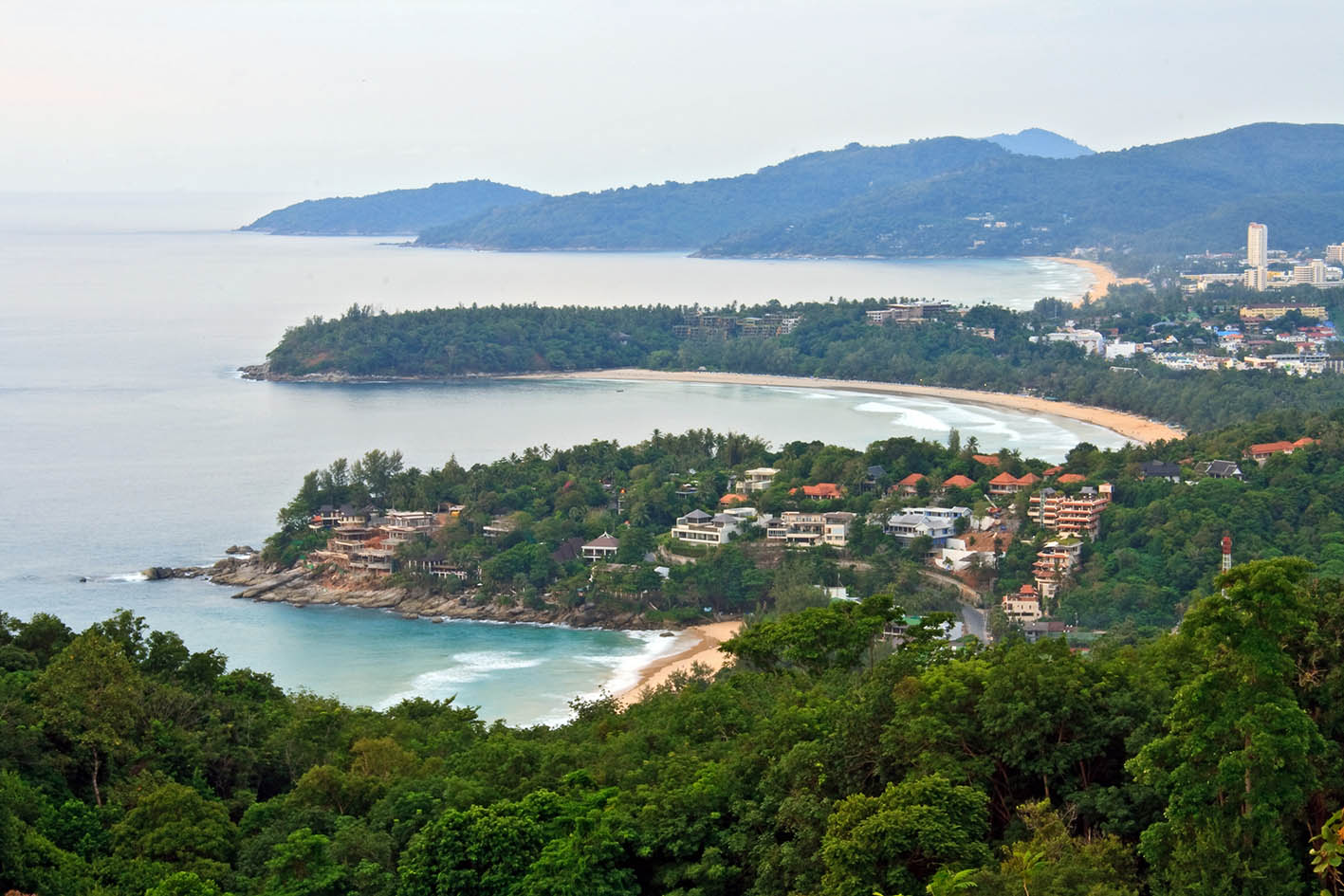 Άποψη από ψηλά της παραλίας Κάτα, με τους τρεις κόλπους στο Πουκέτ της Ταϊλάνδης. 