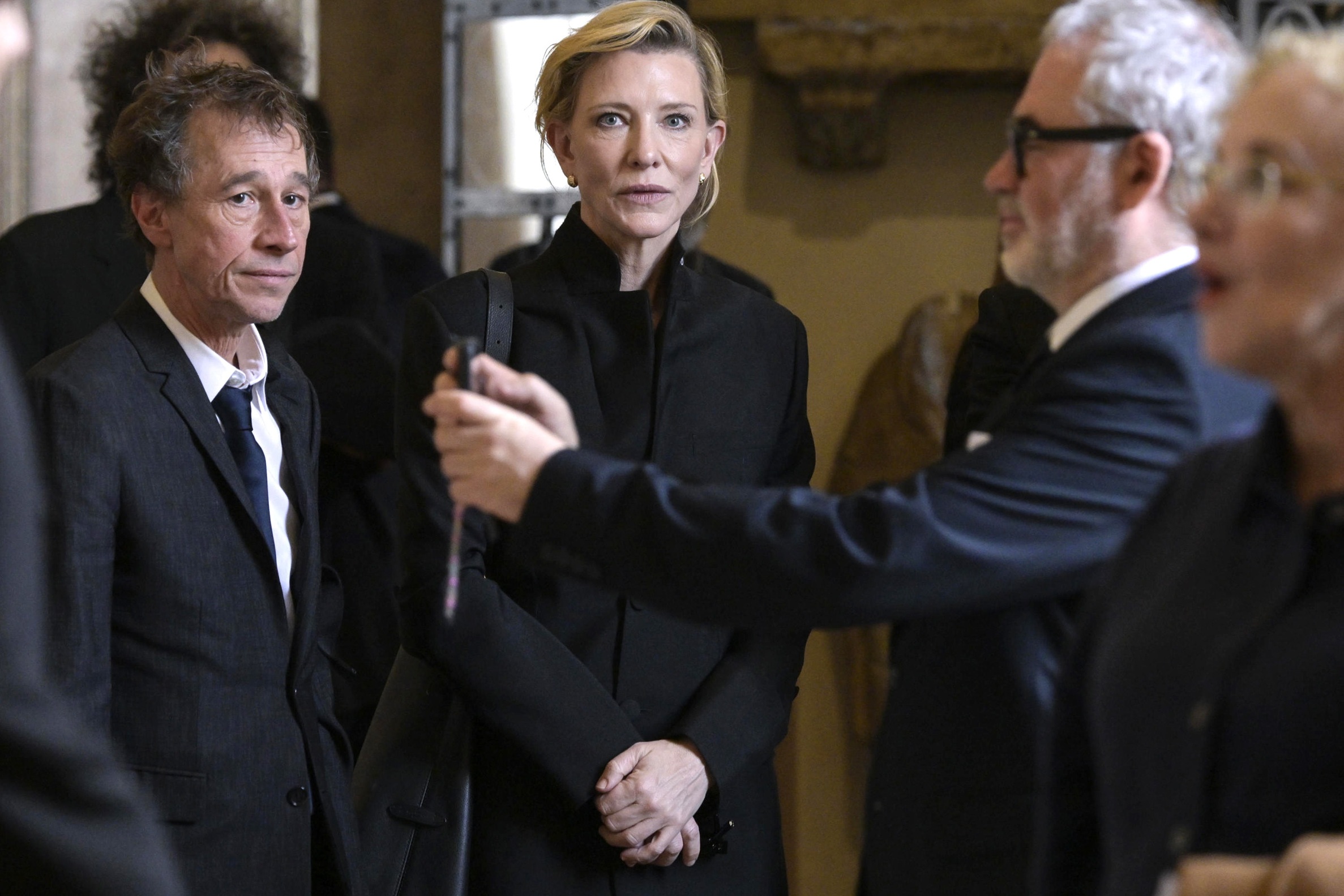 Η Cate Blanchett αποχωρεί μετά την ακρόαση στο Βατικανό από τον Πάπα Λέοντα ΙΔ' του κόσμου του κινηματογράφου, στις 15 Νοεμβρίου 2025