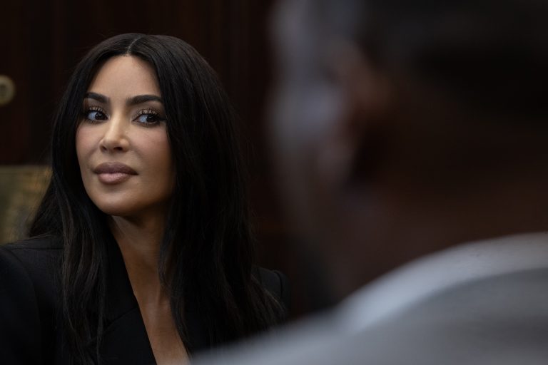 H Kim Kardashian σε εκδήλωση για τον Μήνα Δεύτερης Ευκαιρίας με την αντιπρόεδρο των ΗΠΑ Kamala Harris στο Roosevelt Room του Λευκού Οίκου, 25 Απριλίου 2024