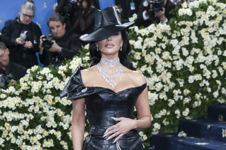 Η Kim Kardashian στο κόκκινο χαλί του 2025 Met Gala, 5 Μαΐου 2025