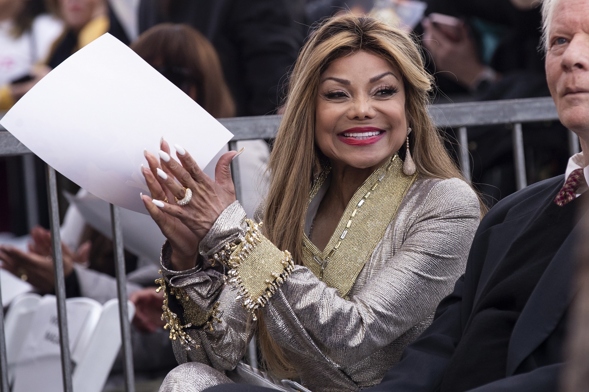 H La Toya Jackson στην τιμητική τελετή για τον Ιρανο-Αμερικανό τραγουδιστή Andy Madadian που έλαβε το 2.684 αστέρι στη Λεωφόρο της Δόξας, 17 Ιανουαρίου 2020