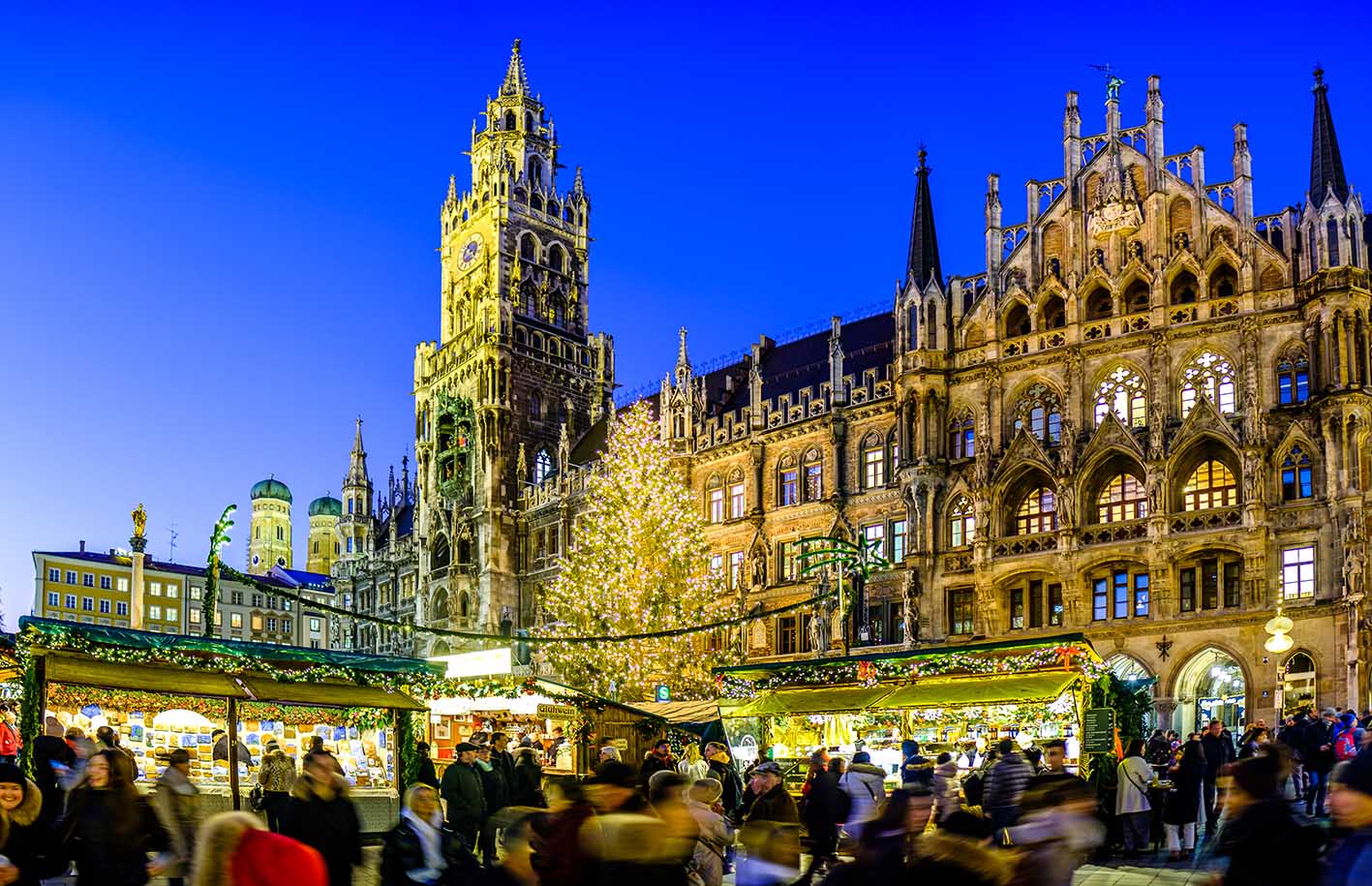 Μόναχο, Γερμανία - 3 Δεκεμβρίου: διάσημη χριστουγεννιάτικη αγορά με περίπτερα πωλήσεων και επισκέπτες στην πλατεία Marienplatz στο Μόναχο στις 3 Δεκεμβρίου 2019.