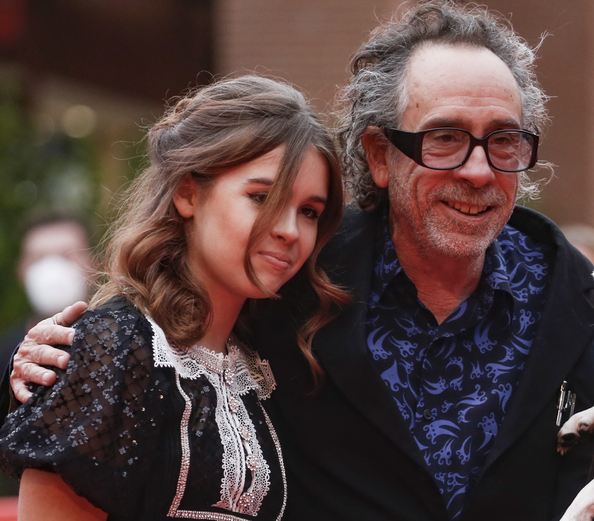 Ο Tim Burton με την κόρη του Nell Burton στο κόκκινο χαλί για το 16ο Διεθνές Κινηματογραφικό Φεστιβάλ της Ρώμης, 23 Οκτωβρίου 2021