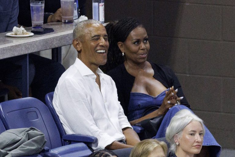 O Barack Obama και η Michelle Obama σε αγώνα τένις ανάμεσα στις Coco Gauff και Laura Siegemund στο πλαίσιο του US Open Tennis Championships στο USTA National Tennis Center στο Flushing Meadows, 28 Αυγούστου 2023
