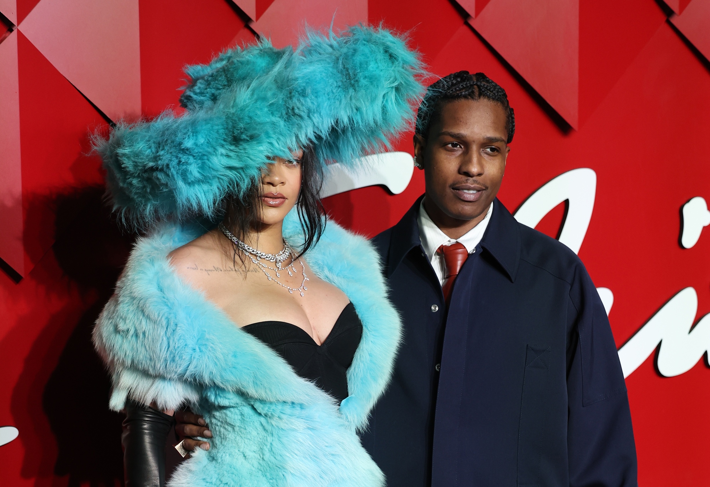 Η Rihanna και ο ASAP Rocky στο κόκκινο χαλί για τα Fashion Awards 2024 στο Royal Albert Hall του Λονδίνου, 2 Δεκεμβρίου 2024