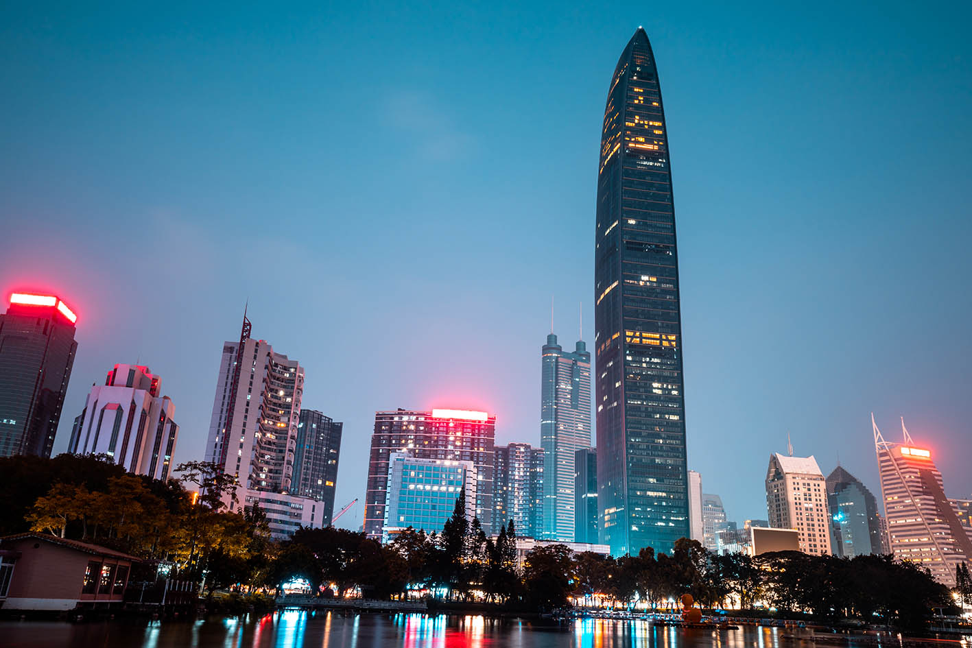 Νυχτερινή άποψη της πόλης Σενζέν, Κίνα. 