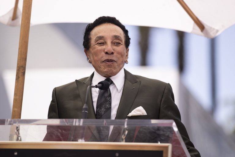 O William 'Smokey' Robinson απευθύνει ομιλία στην τελετή προς τιμήν του Judge Greg Mathis με το 2.722ο αστέρι στη Λεωφόρο της Δόξας, 4 Μαΐου 2022