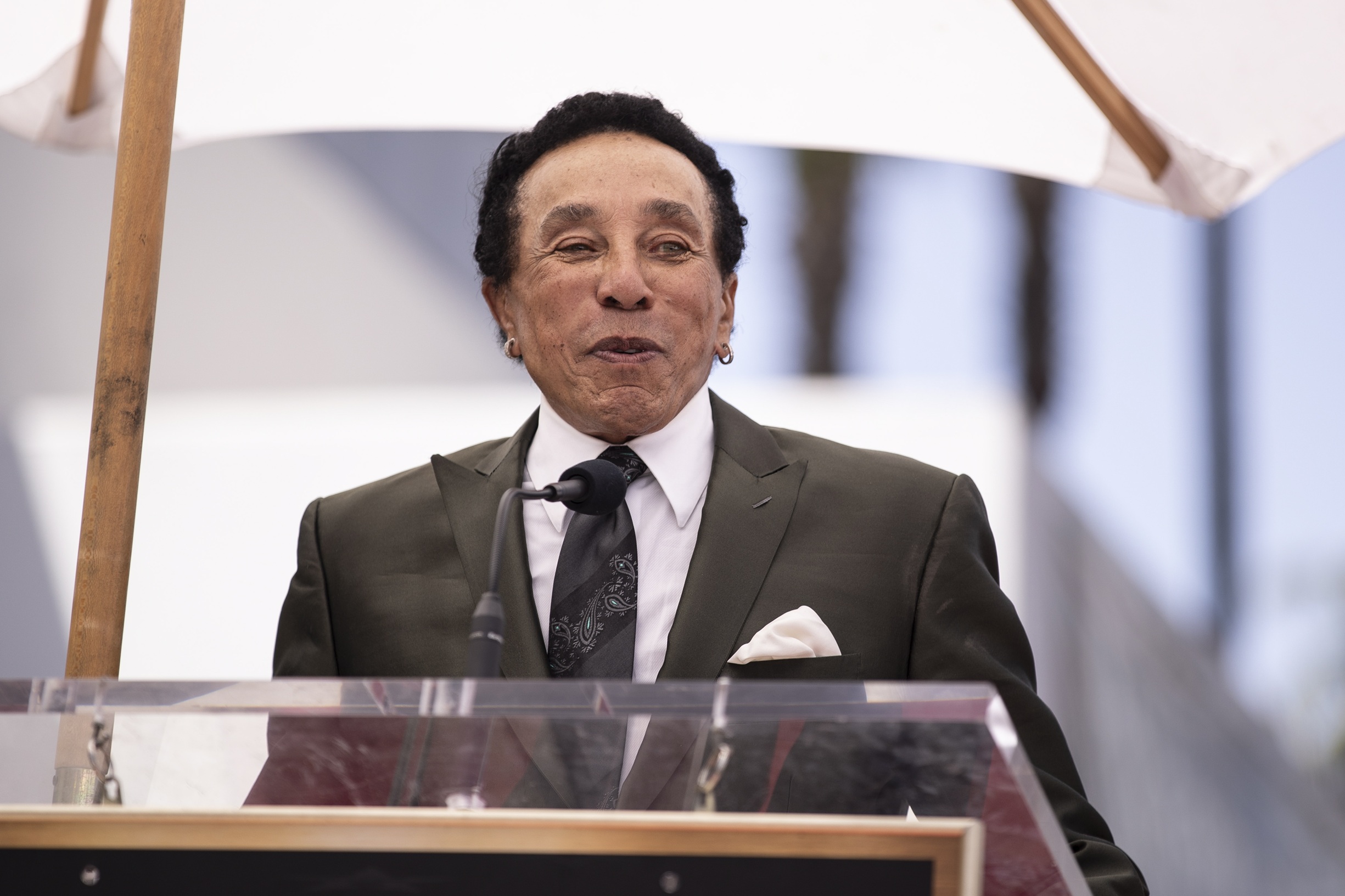 O William 'Smokey' Robinson απευθύνει ομιλία στην τελετή προς τιμήν του Judge Greg Mathis με το 2.722ο αστέρι στη Λεωφόρο της Δόξας, 4 Μαΐου 2022