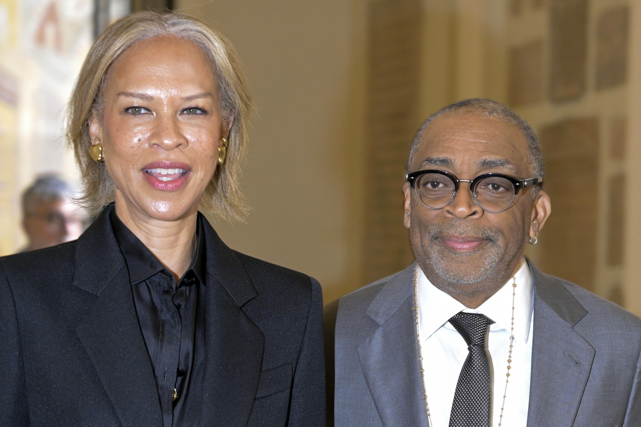 O Spike Lee και η σύζυγός του Tonya Lewis Lee αποχωρούν μετά την ειδική ακρόαση του κόσμου του κινηματογράφου από τον Πάπα Λέοντα ΙΔ' στο Αποστολικό Παλάτι, 15 Νοεμβρίου 2025