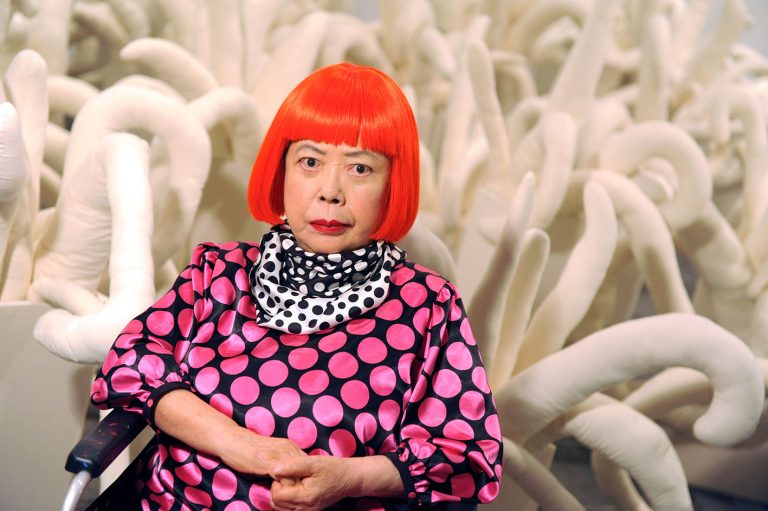 Η Γιαπωνέζα καλλιτέχνις Yayoi Kusama στην αναδρομική έκθεσή της στο Μουσείο Αμερικανικής Τέχνης Whitney. Η Κουσάμα φοράει Louis Vuitton.
